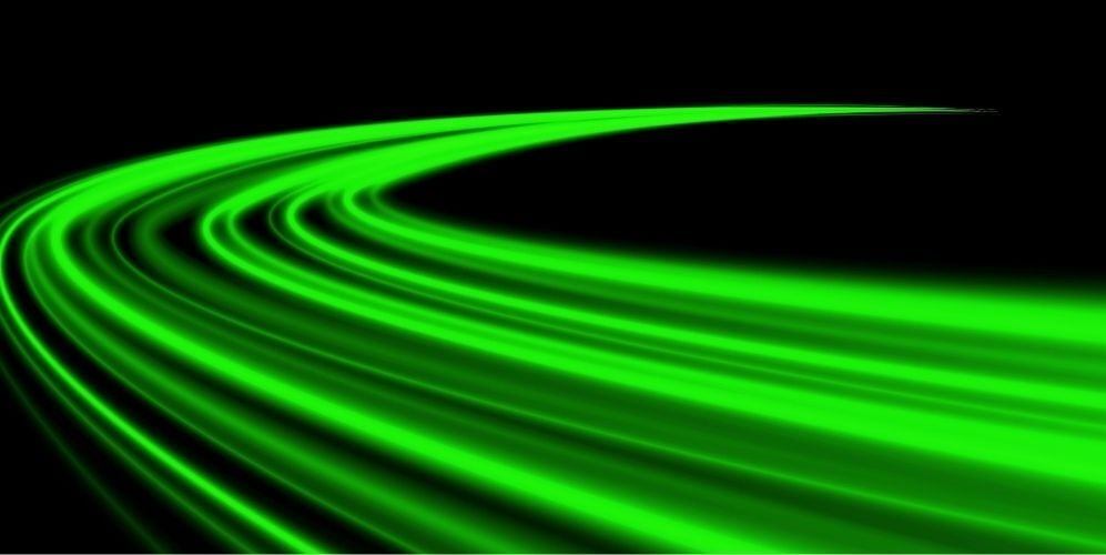 Gekrümmte grüne Neonlichtspuren auf schwarzem Hintergrund