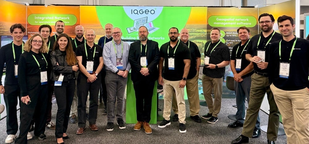 Das IQGeo-Team versammelte sich auf der Fiber Connect 2025 vor dem Stand
