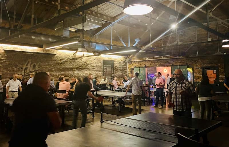 IQGeo-Americas-Meetup-2023-Essen-Servieren-Networking-Abendessen-Team-Tischtennis-Denver