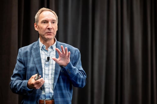 Gary Bolton hält eine Grundsatzrede auf der IQGeo Americas Meetup 2024