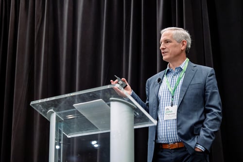 John D'Agostino hält eine Grundsatzrede auf der IQGeo Americas Meetup 2024