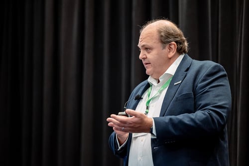 Richard Petti hält eine Grundsatzrede auf der IQGeo Americas Meetup 2024