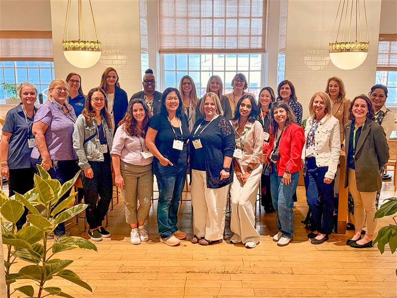 Eine Gruppe von Frauen, die beim Women in Engineering Breakfast während des IQGeo Americas Meetup 2025 zusammenstehen