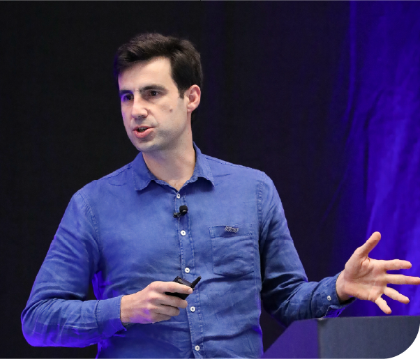 Augustin Marty, Senior Vice President für KI-Lösungen bei IQGeo, hält einen Vortrag auf der Bühne 
