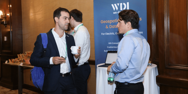 Teilnehmer beim IQGeo Americas Meetup 2025 in der Nähe des We Do IT Partnerpods