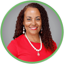 IQGeo-Profilbild-Alaina-Brooks-Hintergrund-Grau-10. August 2026-1