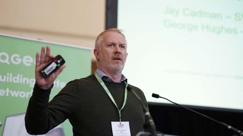 Jay Cadman, SVP Americas bei IQGeo, hält eine lebhafte Rede.