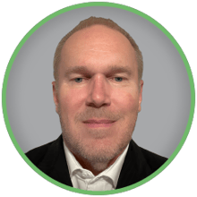 IQGeo-Profilbild-George-Hughes-Hintergrund grau_240x240