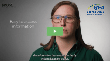 Eine Werbegrafik mit dem IQGeo-Logo oben links und dem Logo der Bolivar Energy Authority (BEA) oben rechts. Im Hintergrund ist eine Person mit einem grünen Hemd mit Kragen zu sehen. Der Text auf dem Bild lautet: „Einfacher Zugriff auf Informationen“ und „die benötigten Informationen sofort, ohne uns anrufen zu müssen“.
