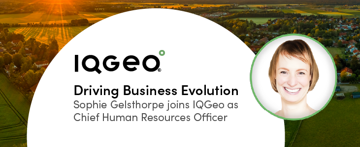 Auf dem Banner steht: „Die geschäftliche Weiterentwicklung vorantreiben: Sophie Gelsthorpe wechselt als Chief Human Resources Officer zu IQGeo.“
