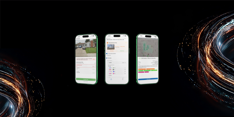 Drei Smartphones, auf deren Bildschirmen die IQGeo-App vor einem dunklen Hintergrund mit leuchtenden Lichteffekten zu sehen ist.