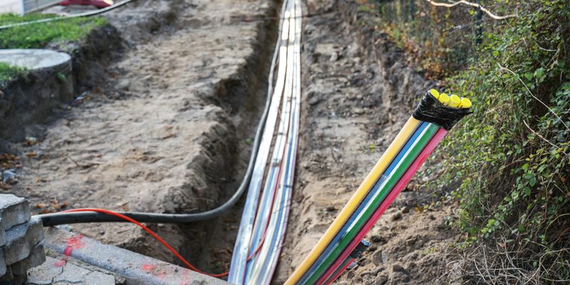Glasfaserkabel, die während der Bauarbeiten unterirdisch verlegt wurden 